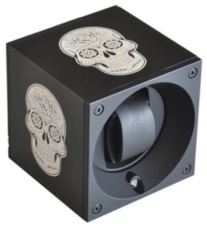 Шкатулка для хранения часов Masterbox. Материал: Алюминий; Цвет: Black Skull; Ячейки: 1 шт.; Держатель: стандартный; Защитный экран: ДА.